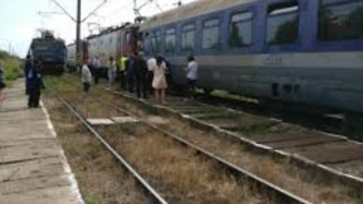 Trafic feroviar perturbat pe ruta Orşova – Valea Cernei. Locomotiva trenului IRN 78 a fost avariată de o bucată de stâncă căzută de pe munte